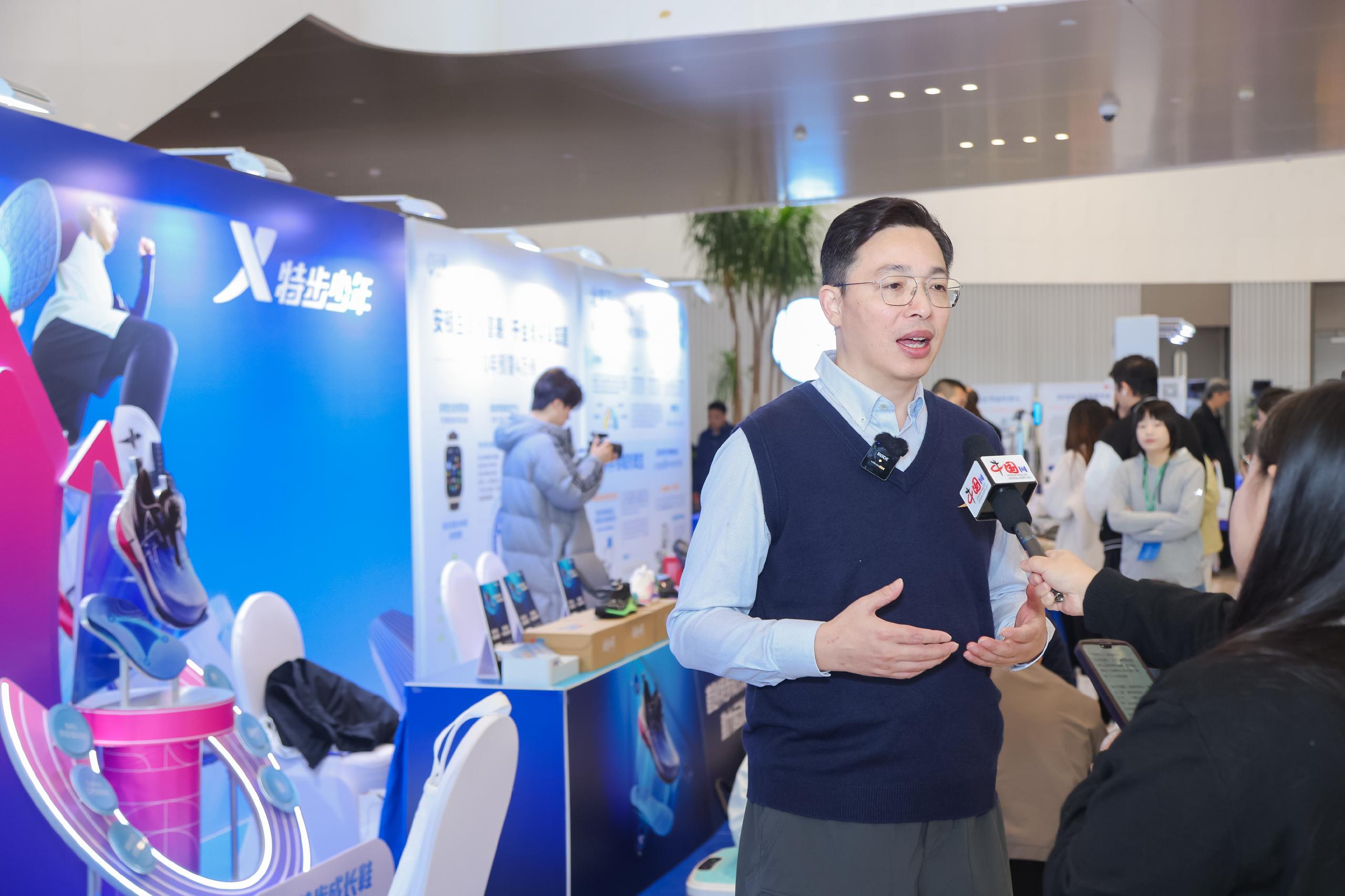 领航成长科学AI时代 “创-产-学-研”全链路书写追高新篇章 ——深度布局AI+生命科学 特步少年亮相体育人工智能盛会