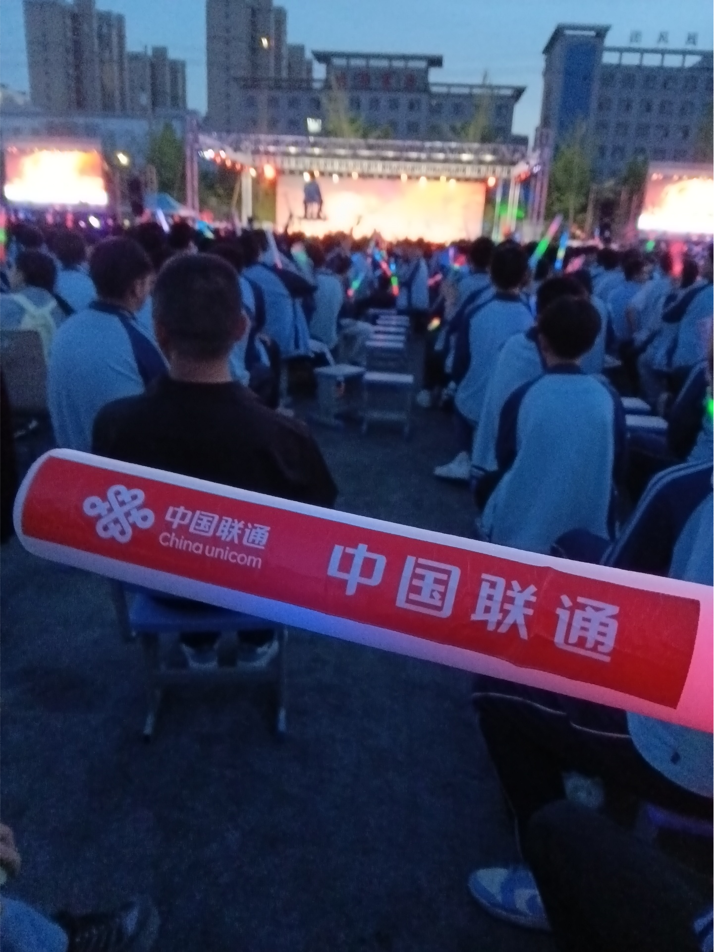 紧急抢修保直播！黄冈联通为校园文化节架起 “网络桥梁”