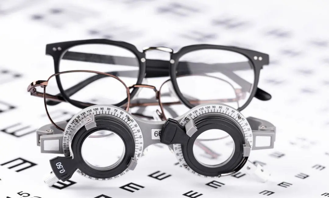 框架眼镜怎么选？告诉你几个小秘诀！