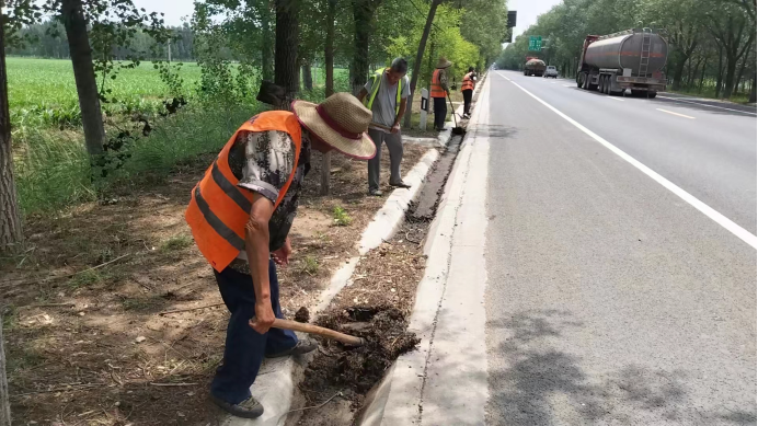 齐河分中心全面加强公路排水设施管养工作