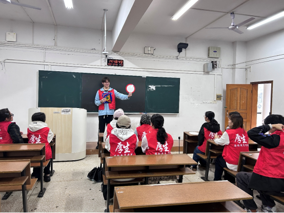 文明交通进校园 青春力量携手行——“文明出行·湖财相伴”宣讲团开展交通安全宣传系列活动