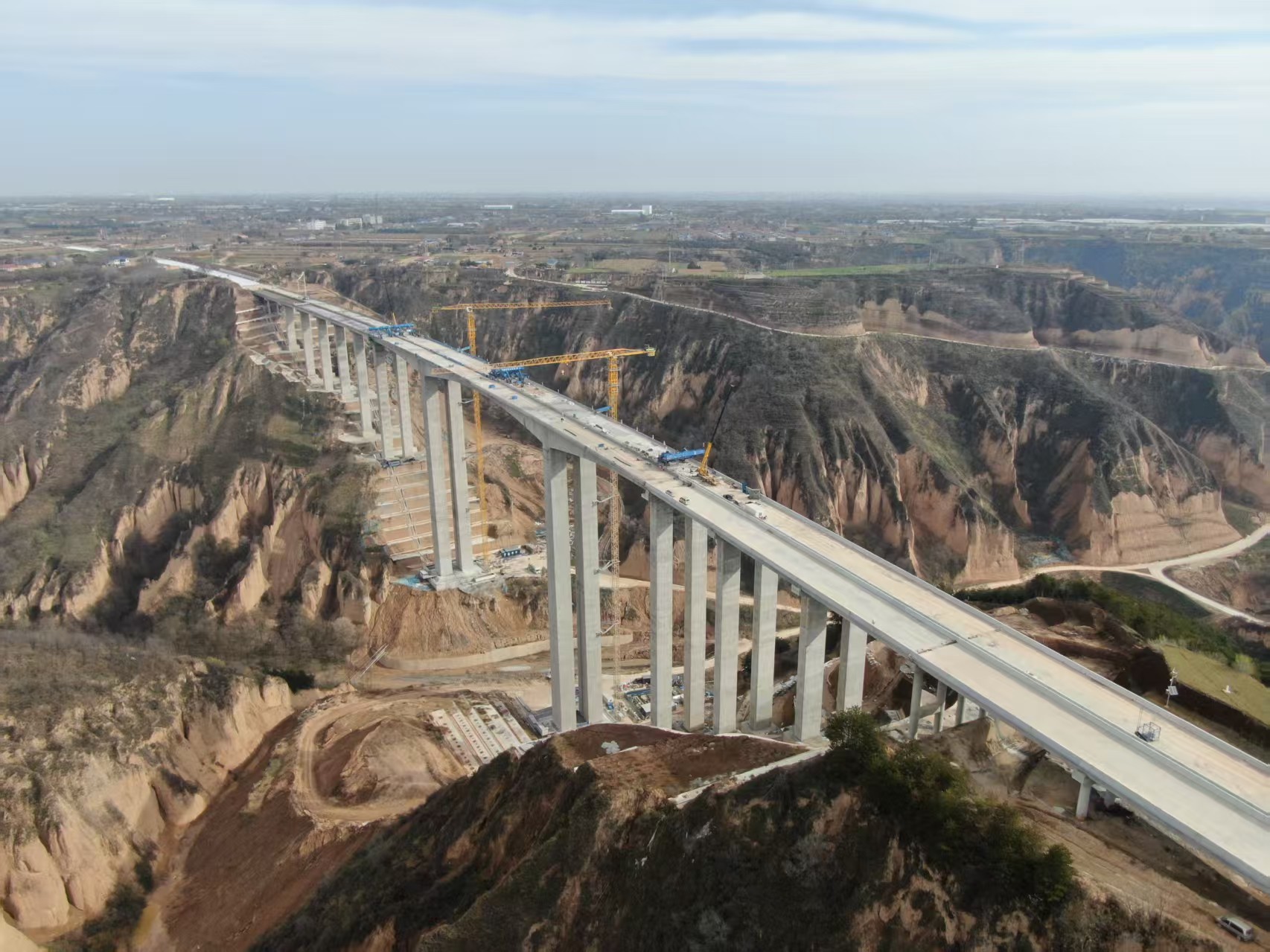 G244线庆阳过境段总承包项目小崆峒特大桥全桥贯通