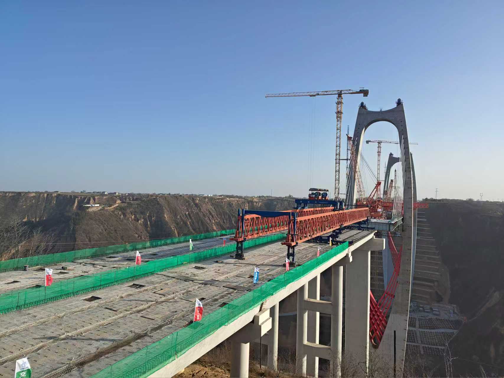 中交一航局G244线庆阳过境段公路张铁沟特大桥箱梁架设全部完成