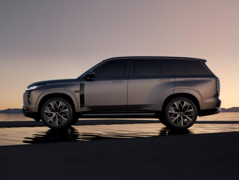 2025最新家庭用车推荐指南:空间、油耗、安全实测,这几点选对不踩坑