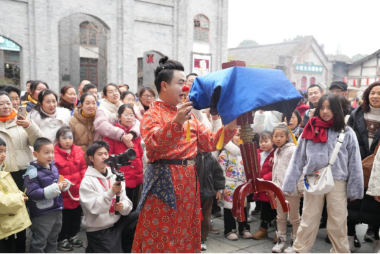 安仁古镇张灯结彩迎新春：百年公馆里体验沉浸式年味，古镇市集中邂逅热闹中国年