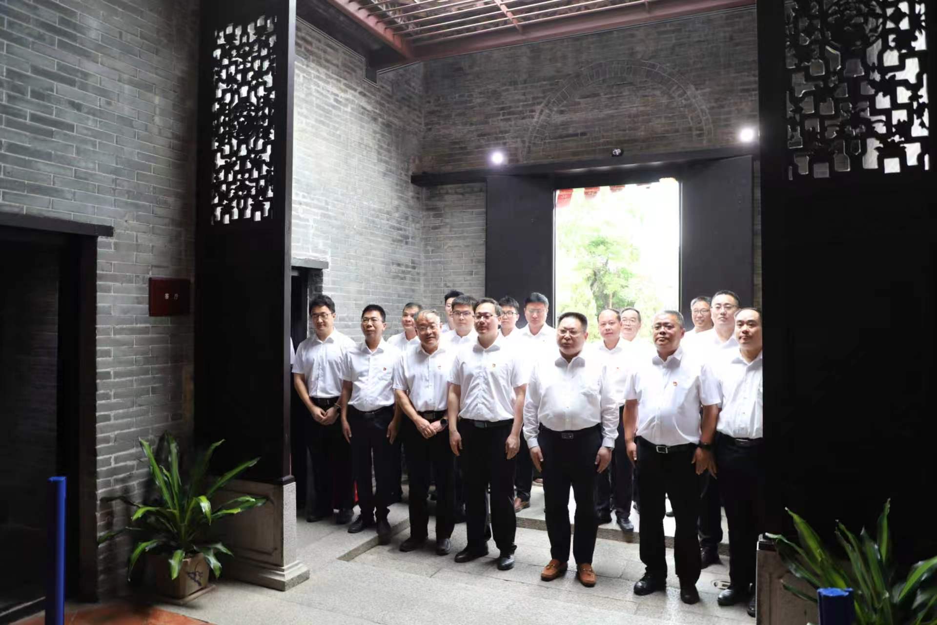 清明追思祭英烈，砥砺前行守初心