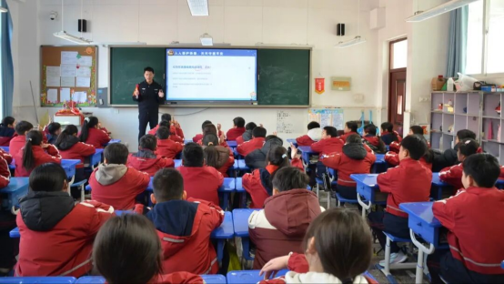 郯城站派出所: 暖心春运 童行安全