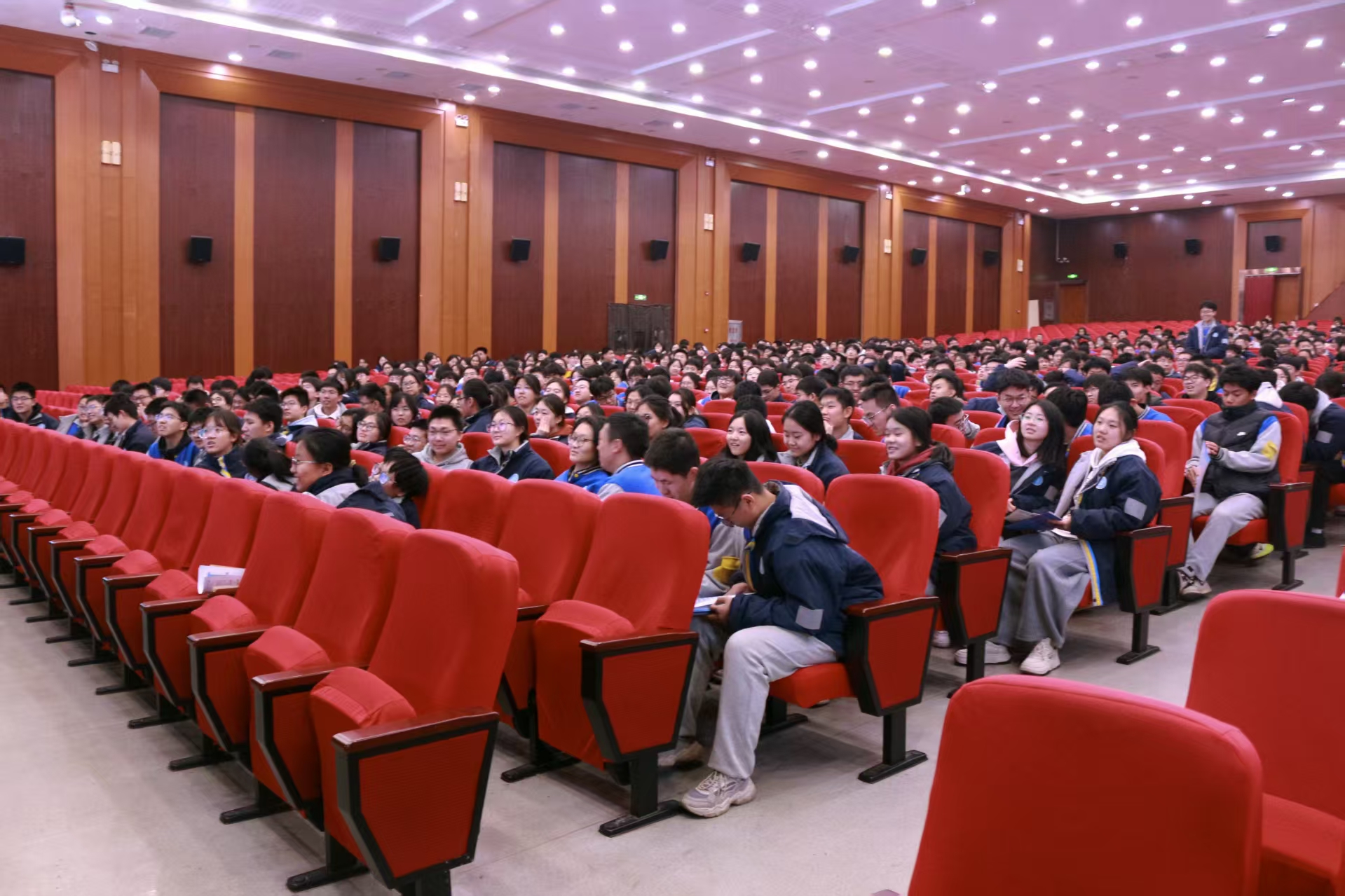 西南大学“千名学子返校”活动在临汾同盛实验中学顺利举行