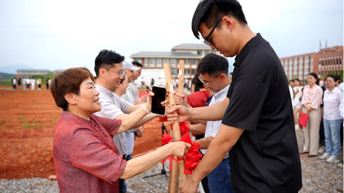 郴州思科职业学院：“思耕园”开耕，把劳动教育写在田间地头