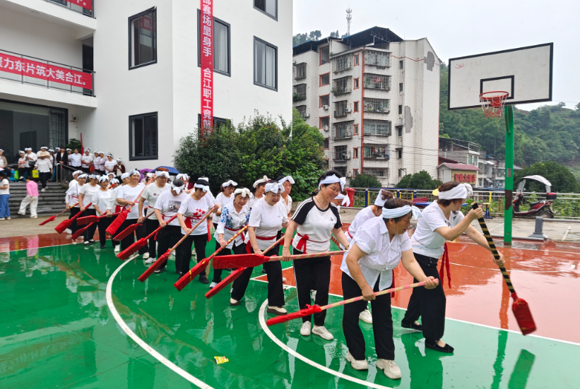 合江：“乘风破浪·青松摆渡”旱地龙舟民俗体验活动