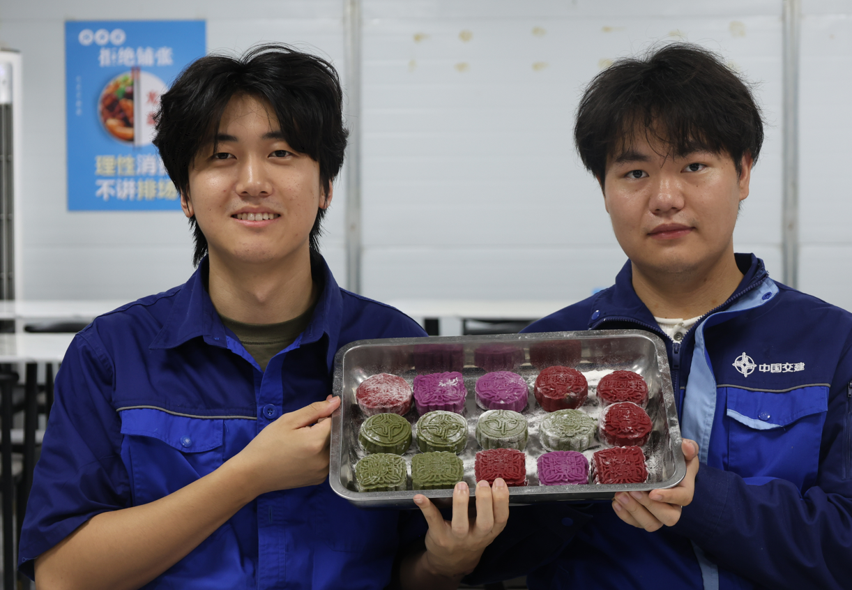 月满中秋情暖一线 中交一航局城建公司长春地区项目部开展中秋手工月饼制作活动