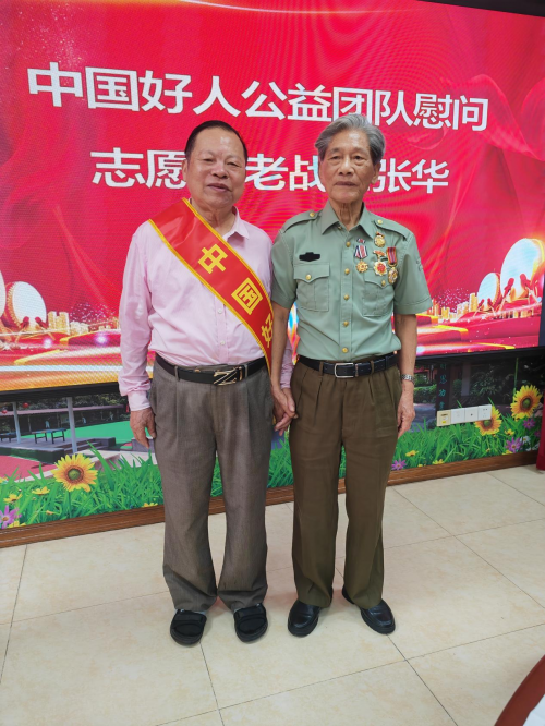 中国好人公益团队慰问志愿军老战士张华