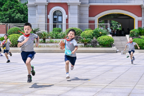 福建省厦门实验小学与国贸控股集团、新华书店携手举办童乐会循环书市活动