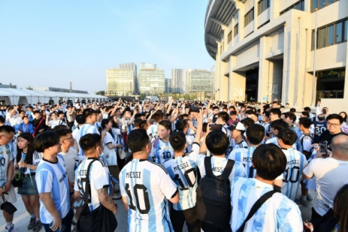 阿根廷中国行友谊赛圆满落幕，巨型G.O.A.T亮相阿迪达斯北京三里屯全球旗舰店