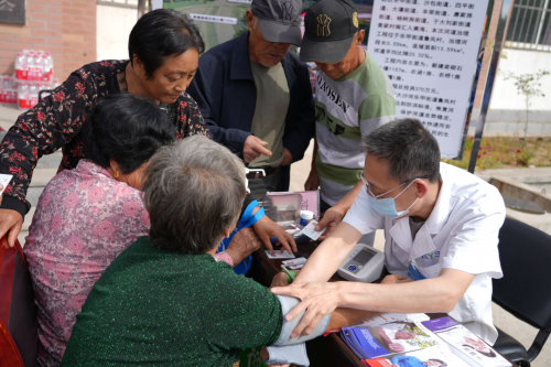 大连不老一族携手民建大连市委走进普兰店鲁凤村助力乡村振兴