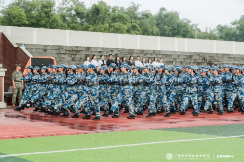 《燃！飒！广西英华国际职业学院2023级新生军训总结表彰大会隆重举行》