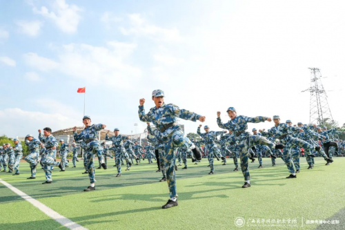 燃！飒！广西英华国际职业学院2023级新生军训总结表彰大会隆重举行