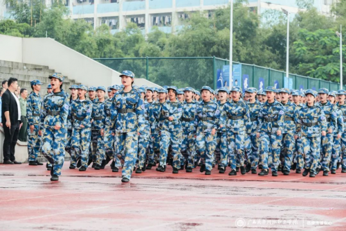 燃！飒！广西英华国际职业学院2023级新生军训总结表彰大会隆重举行-中国热点教育网