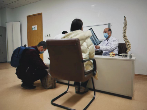 张西峰微创脊柱中心：简式微创引领脊柱治疗 为脊柱健康护航