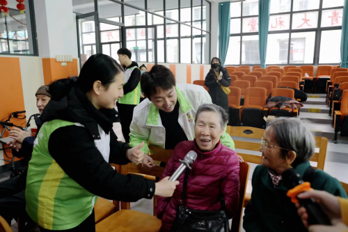 “敬老爱老‘青’情相伴”福州铁路地区团组织开展学雷锋志愿活动