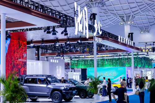 猛士917亮相第四届中国国际消费品博览会