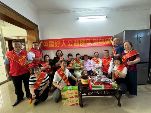 中国好人公益团队慰问抗美援朝女英雄易素芝