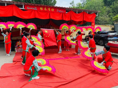 央视采编组携手天坛集团走进顺平县史家沟