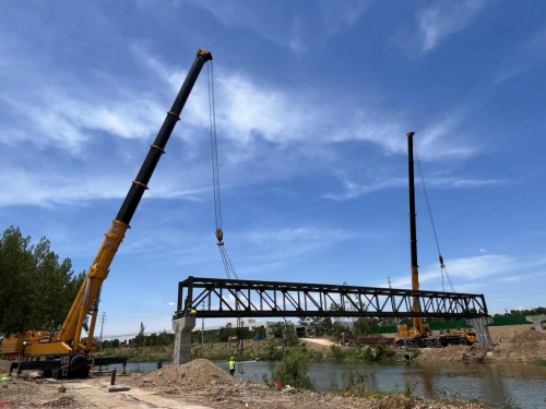 濉芜产业园项目提升泵站跨河钢桁架吊装顺利完成