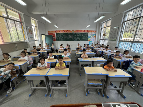 开学第一课丨贵阳爱尔走进岳英小学开展近视防控讲座(图2) 开学第一课丨贵阳爱尔走进岳英小学开展近视防控讲座(图2)