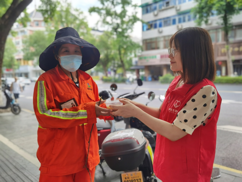 浙江富陽(yáng)：且看“紅馬甲”蔚然成風(fēng) 奏響“為民服務(wù)”七彩樂章