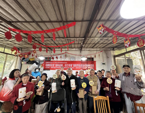花牌坊社区“金秋送爽，花灯传情”重阳节压花台灯制作活动