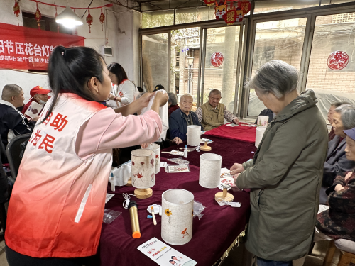 花牌坊社区“金秋送爽，花灯传情”重阳节压花台灯制作活动