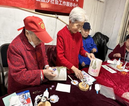 花牌坊社区“金秋送爽，花灯传情”重阳节压花台灯制作活动