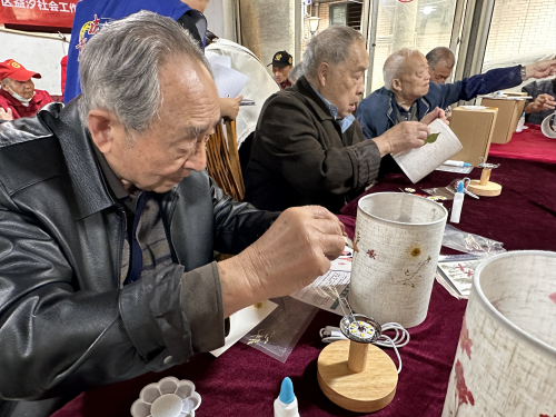 花牌坊社区“金秋送爽，花灯传情”重阳节压花台灯制作活动