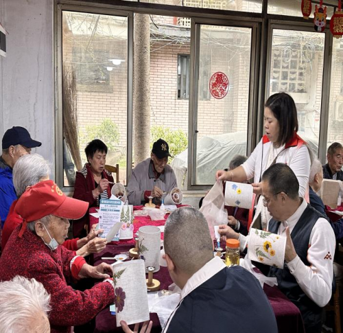 花牌坊社区“金秋送爽，花灯传情”重阳节压花台灯制作活动
