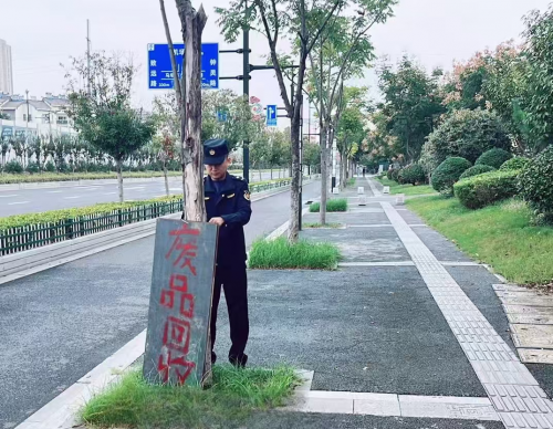 集中清理违规灯箱广告牌  提升城市文明整洁形象