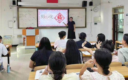 剪韵未来团队在钦州幼师开展仫佬族剪纸非遗文化进校园活动