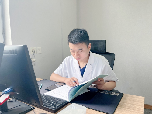 姐妹情深,共赴清晰视界——云云与馨馨在兰州爱尔眼科医院成功摘镜(图2) 姐妹情深,共赴清晰视界——云云与馨馨在兰州爱尔眼科医院成功摘镜(图2)
