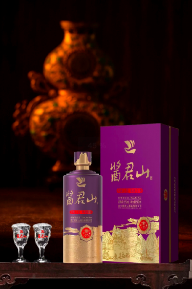 ​酱君山：经典红色酱香酒，入口一线，酒花晶莹