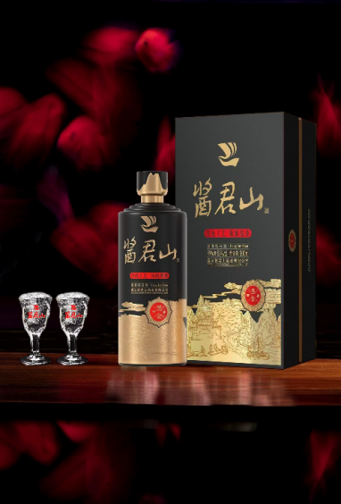 ​酱君山：经典红色酱香酒，入口一线，酒花晶莹