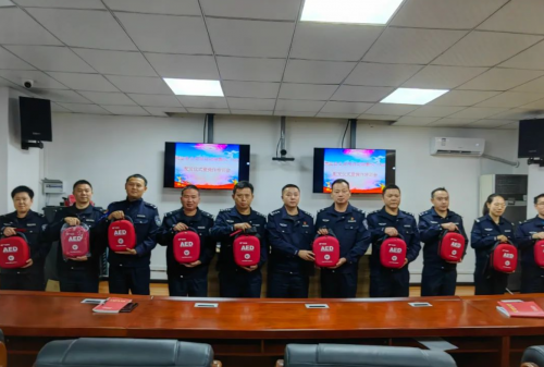 贵定公安配发AED自动体外除颤仪
