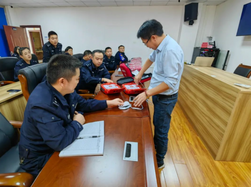 贵定公安配发AED自动体外除颤仪