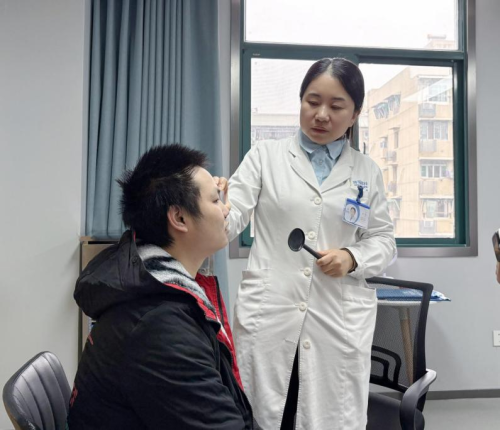 刷手机刷成了斜视，眼科医生提醒：重度手机党都需要引起警惕！