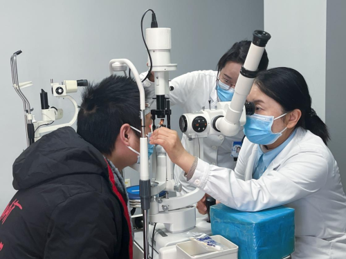 刷手机刷成了斜视，眼科医生提醒：重度手机党都需要引起警惕！