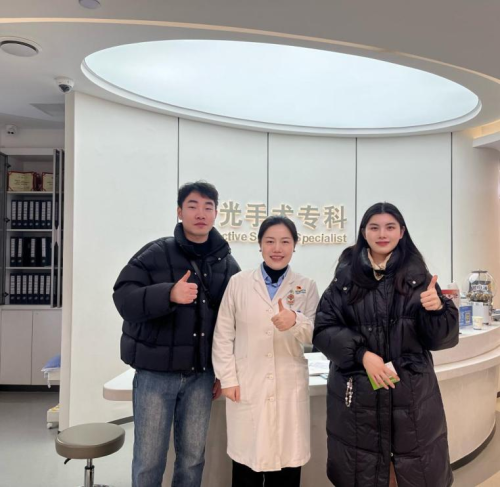 90后情侣共同摘镜 送自己特别的新年礼物