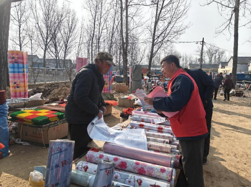 莒县洛河自然资源和规划所利用年关集市开展宣传自然资源法律法规活动