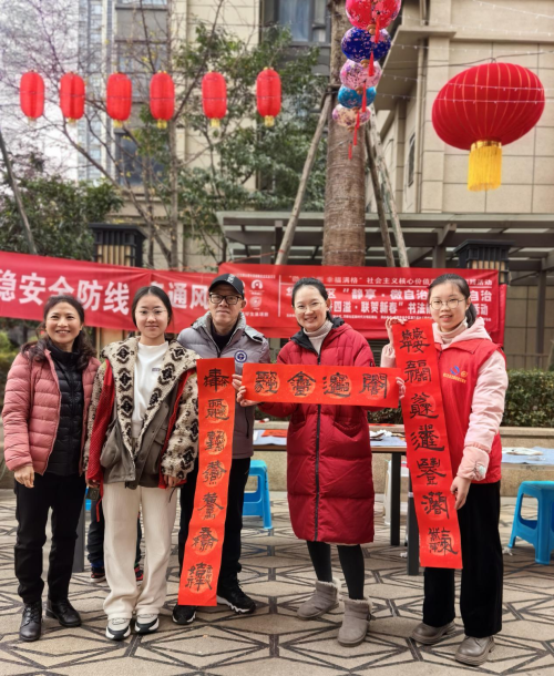 华新社区开展书法能人写春联活动