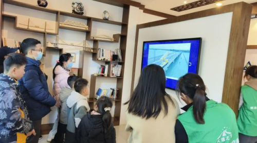 “骐骥领航 德育润心”帮困助学实践团联合兵希社工站开展“追寻历史，桥建未来”青少年路桥文化科普研学活动
