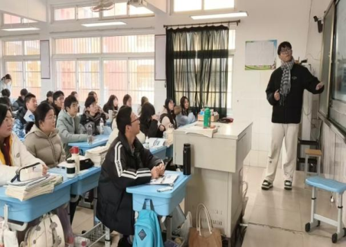 师恩难忘昔日情 桃李归来今日意