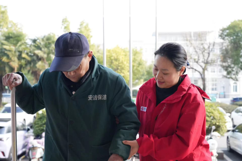 联通营业厅的“暖心天使”：用行动诠释服务真谛